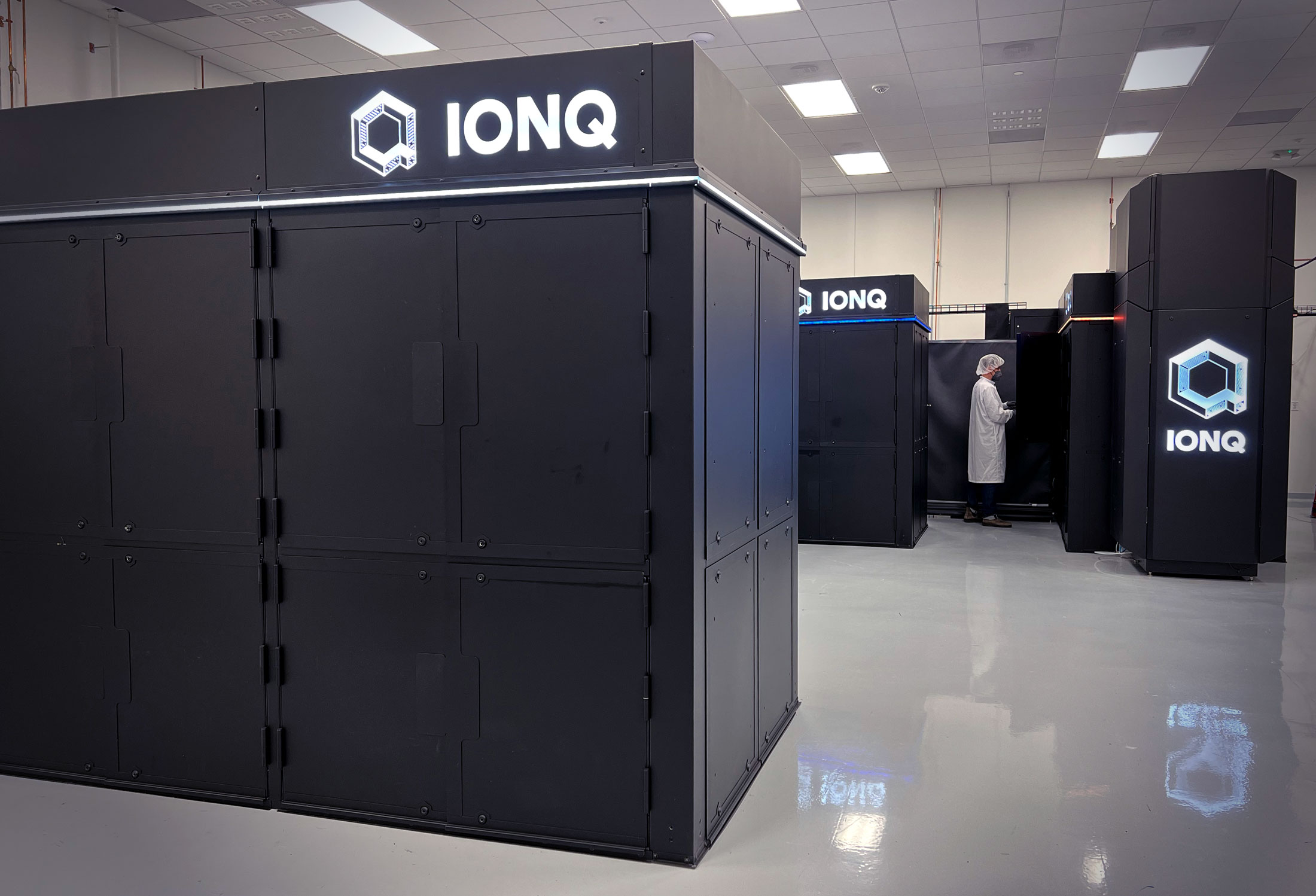 IonQ Forte(左前)，图片来自IonQ